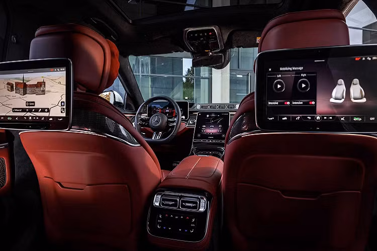 Khoang cabin của S-Class mới được lấy cảm hứng từ kiến trúc nội thất và các yếu tố thiết kế du thuyền. Màn hình cảm ứng 12,8 inch mới của S-Class 2021 là điểm nhấn thu hút sự chú ý đầu tiên của người dùng với kiểu dáng thiết kế như một chiếc máy tính bảng cỡ khủng, thay thế cho màn hình 10,3 inch của mẫu xe trước đó. Tương tự như mẫu SUV cỡ lớn Cadillac Escalade mới, màn hình thông tin giải trí của S-Class 2021 cũng được cung cấp công nghệ OLED cho đồ họa sắc nét hơn và màu sắc tự nhiên hơn trong khi lượng tiêu thụ năng lượng ít hơn 30% so với màn hình LCD thông thường.