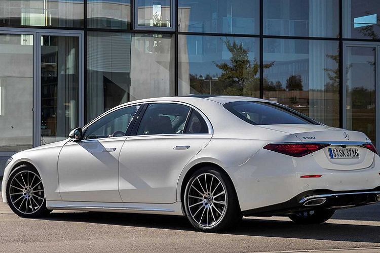 Về kích thước tổng thể, S-Class thế hệ mới dài hơn phiên bản tiền nhiệm tới 33 mm (ở phên bản trục cơ sở dài), rộng hơn 50 mm và cao hơn khoảng 10 mm. Để giữ cho tỷ lệ của S-Class cân đối hơn, Mercedes cũng nới thêm chiều dài cơ sở 50 mm, bánh trước 35,5 mm và bánh sau 50 mm. Vì vậy, S-Class 2021 vẫn duy trì được tỷ lệ thể thao vốn có, đồng thời mang đến một không gian cabin rộng rãi và thoải mái hơn.