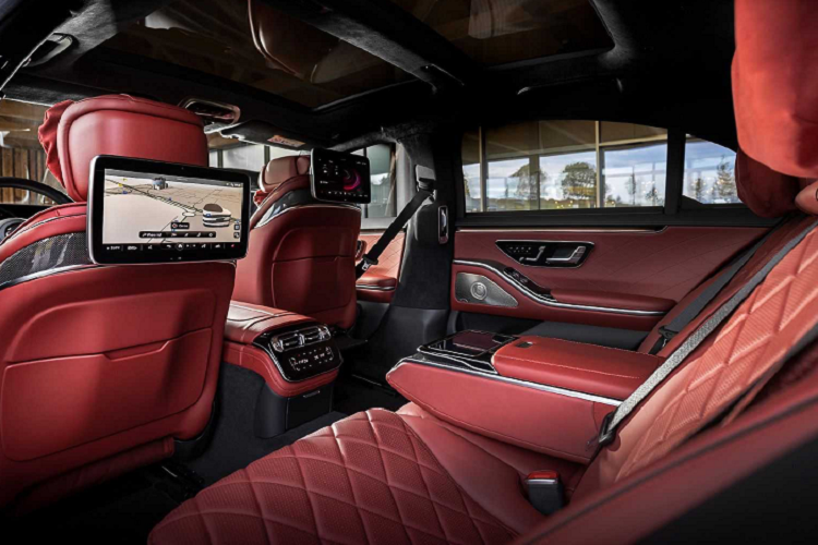 Ngoài ra, nội thất của S-Class 2021 còn mang đến cho người dùng một không gian vô cùng êm ái và thoải mái cùng một loạt chương trình trong gói tính năng Energizing Comfort. Đơn cử như chỉ cần chạm vào nút điều khiển hoặc sử dụng ra lệnh bằng giọng nói, một bầu không khí tràn đầy năng lượng sẽ được tạo ra bên khoang cabin của S-Class 2021 giúp giải tỏa mọi căng thẳng và áp lực cho người dùng. Đặc biệt, nếu lựa chọn chức năng Energizing Coach, người dùng sẽ nhận được những đề xuất về một chương trình thể dục hoặc hoặc sóc sức khỏe phù hợp dựa trên dữ liệu của phương tiện và chuyến đi.