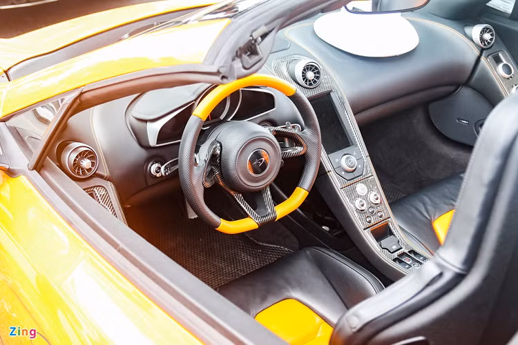 Nội thất 650S Spider khá đơn giản, được phủ bởi tone màu đen với da lộn. Sợi carbon xuất hiện trên bảng táp-lô và vô-lăng, các nút bấm được tối giản.