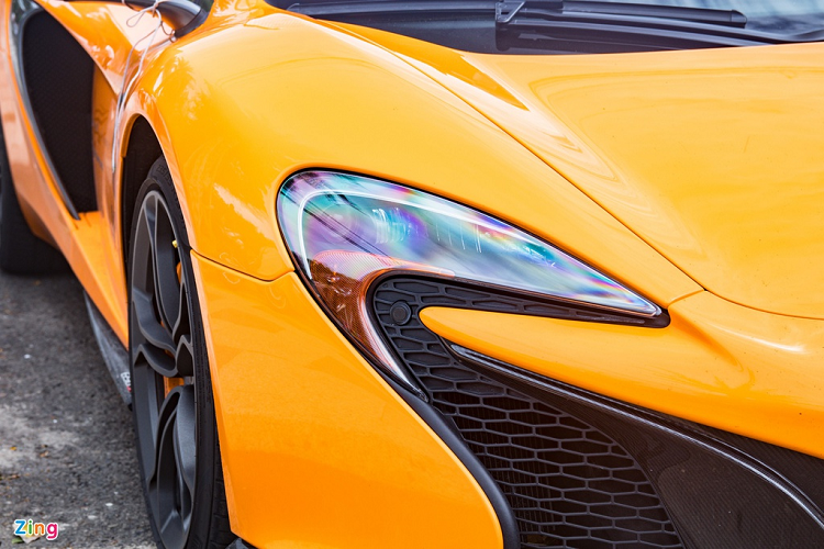McLaren 650S có nhiều điểm tương đồng với đàn anh MP4-12C. Hệ thống đèn pha được thiết kế lại, lấy cảm hứng từ hypercar P1, giúp đầu xe trở nên sắc sảo. 