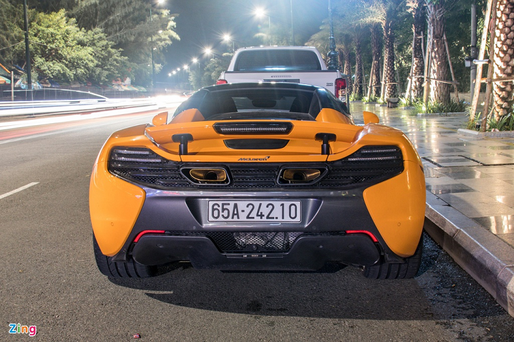 Siêu xe này sở hữu màu sơn McLaren Orange nổi bật cùng hàng loạt những chi tiết bằng carbon xuất hiện ở ngoại thất. 650S Spider là phiên bản mui trần của McLaren 650S, ra mắt vào tháng 2/2014. 