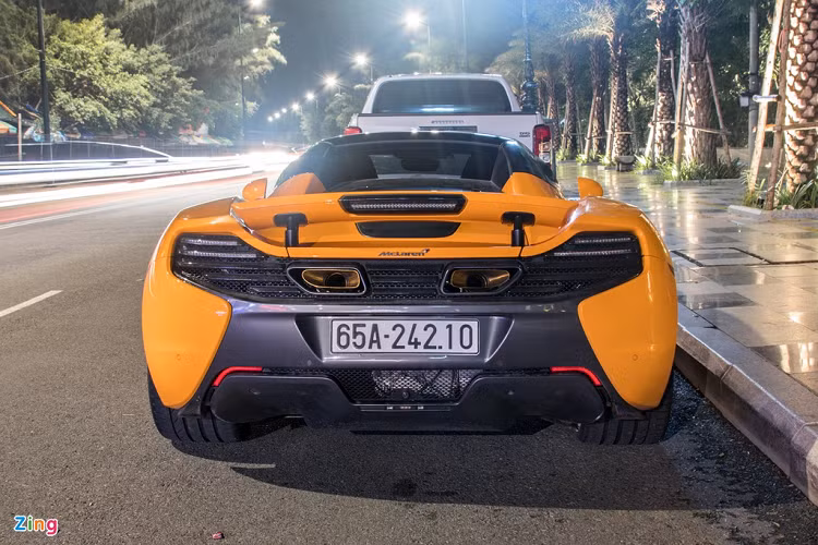 Siêu xe này sở hữu màu sơn McLaren Orange nổi bật cùng hàng loạt những chi tiết bằng carbon xuất hiện ở ngoại thất. 650S Spider là phiên bản mui trần của McLaren 650S, ra mắt vào tháng 2/2014. 