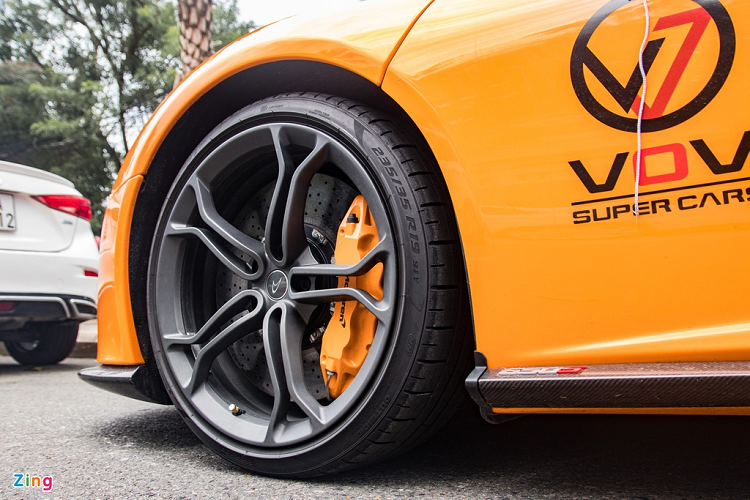 Xe được trang bị bộ mâm 5 chấu kép màu đen, kích thước 19 inch ở cầu trước và 20 inch ở cầu sau. Bên trong là kẹp phanh màu cam cùng tone với ngoại thất và đĩa phanh carbon-ceramic.