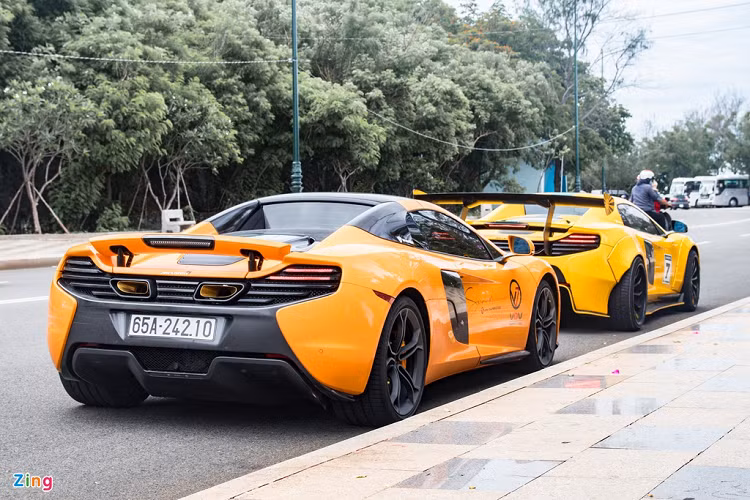 Đây là chiếc McLaren 650S Spider đầu tiên về Việt Nam vào năm 2015 và khi đó thuộc sở hữu của đại gia Phạm Trần Nhật Minh (Minh Nhựa). Sau đó, Minh Nhựa chia tay chiếc 650S Spider này để nhường chỗ cho chiếc 650S Spider màu xanh dương. 