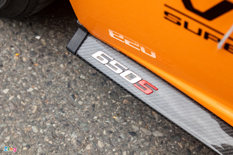 "Trái tim" McLaren 650S Spider là khối động cơ mang mã M838T, tăng áp kép V8 dung tích 3.8L, sản sinh công suất 641 mã lực và mô-men xoắn 680 Nm. Sức mạnh được truyền tới các bánh xe thông qua hộp số 7 cấp ly hợp kép. Nhờ vậy, siêu xe này có thể tăng tốc 0-100 km/h trong 3 giây, 0-200 km/h trong 8,4 giây và vận tốc tối đa 333 km/h. Giá xe McLaren 650S Spider đã qua sử dụng hiện khoảng hơn 10 tỷ đồng.