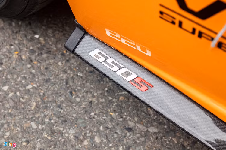 "Trái tim" McLaren 650S Spider là khối động cơ mang mã M838T, tăng áp kép V8 dung tích 3.8L, sản sinh công suất 641 mã lực và mô-men xoắn 680 Nm. Sức mạnh được truyền tới các bánh xe thông qua hộp số 7 cấp ly hợp kép. Nhờ vậy, siêu xe này có thể tăng tốc 0-100 km/h trong 3 giây, 0-200 km/h trong 8,4 giây và vận tốc tối đa 333 km/h. Giá xe McLaren 650S Spider đã qua sử dụng hiện khoảng hơn 10 tỷ đồng.