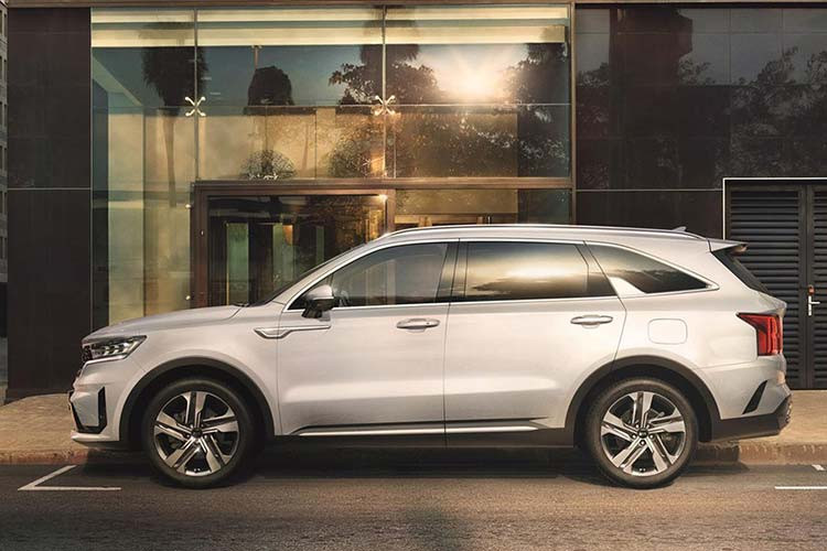 Đúng như những hình ảnh rò rỉ, Kia Sorento thế hệ mới gần như lột xác so với thế hệ cũ với thiết kế ngoại thất ấn tượng hơn hẳn. Trong đó, thiết kế đầu xe khá táo bạo với sự xuất hiện của lưới tản nhiệt "mũi hổ" đặc trưng nhưng cỡ lớn hơn và đi kèm mắt lưới tương tự người anh em Telluride.