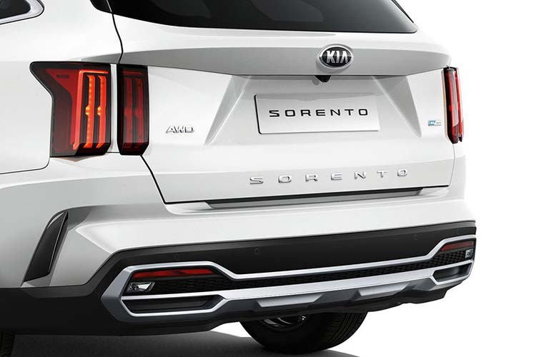 Đằng sau, Kia Sorento 2021 được trang bị cụm đèn hậu chia làm 2 phần và có thiết kế dọc thay vì ngang như ở thế hệ cũ. Trên cửa cốp sau còn có dòng chữ "Sorento" khá lớn, theo phong cách của Hyundai Elantra, Sonata hay Venue mới. Đó là chưa kể đến hốc gió và viền bằng kim loại trang trí trên cản sau, gợi liên tưởng đến xe sang Audi cũng như ống xả được giấu khá kỹ.