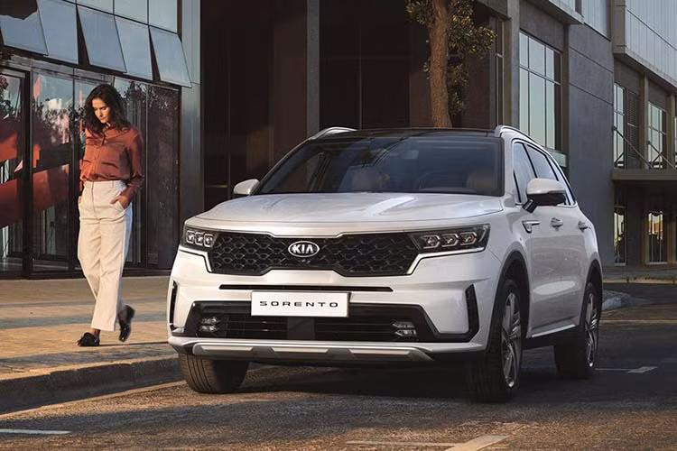 Bản chạy điện Sorento mới có tên “MQ4_HEV”, nhiều khả năng là xe điện hybrid, được trang bị động cơ tăng áp 1.6L, hộp số tự động 6 cấp, dẫn động 2WD và 4WD. Xe sẽ chính thức ra mắt Sorento 2021 vào 3/3 trước thềm triển lãm Geneva Motor Show 2020, mức giá xe Kia Sorento 2021 chưa được công bố.