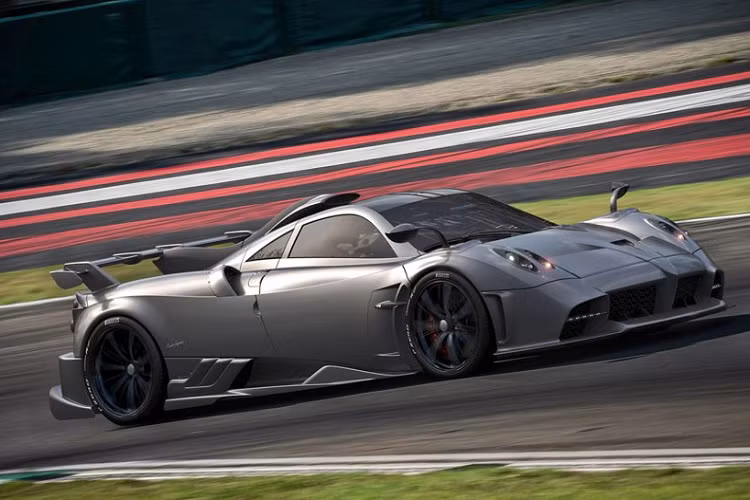  Siêu xe Huayra Imola, cái tên này được lấy từ tên một đường đua nổi tiếng tại Ý, đây là nơi từng tổ chức các chặng đua của giải đua xe Công thức 1 vào cuối thế kỷ trước, cũng như nhiều giải đua lớn nhỏ khác.