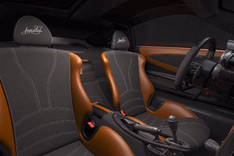 Imola mới được chế tạo dựa trên khung gầm monocoque gia cường với hợp kim Carbo-Titanium và Carbo-Triax, giống với trên Huayra Roadster BC. Ngoại thất của xe cũng được sử dụng công nghệ sơn mới với tên gọi “Acquarello Light”, công nghệ này sẽ giúp chiếc xe giảm khoảng 5 kg sơn nhưng vẫn đảm bảo được độ dày và chất lượng của nước sơn.