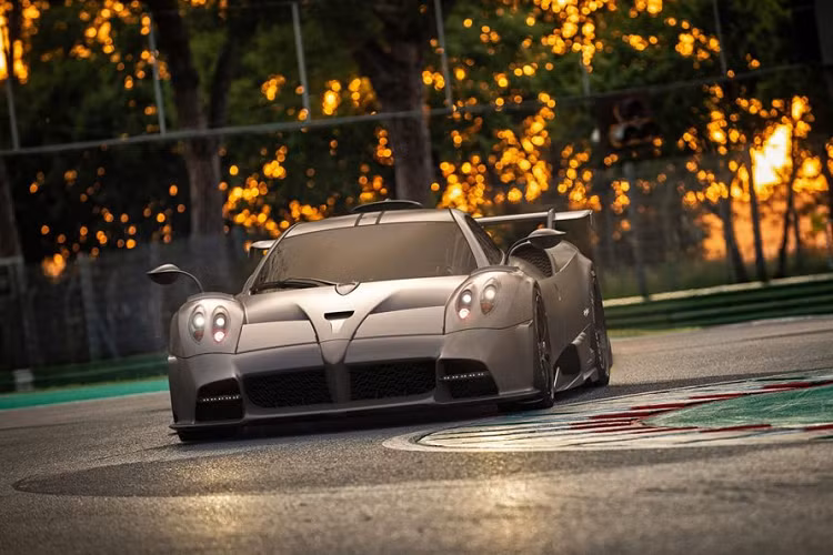 Chiếc xe này được Pagani ví như một phòng thí nghiệm di động. Với Huayra Imola, hãng đã phải dành tới 16.000 km thử nghiệm trên đường đua Imola để hoàn thành chiếc xe. Từ đó, ngoại hình của chiếc xe dần được hình thành, lấy cảm hứng trục tiếp từ những chiếc xe đua LeMans cũng như Zonda R (Revocion) và được xây dựng trên nền tảng của Pagani Huayra BC.