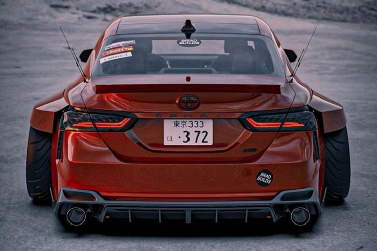 Bước về phía sau, cụm đèn hậu của Camry cũng được sửa đổi với lớp phủ đèn mở, tạo sự khỏe khắn tương tự kiểu trang trí đèn pha. 