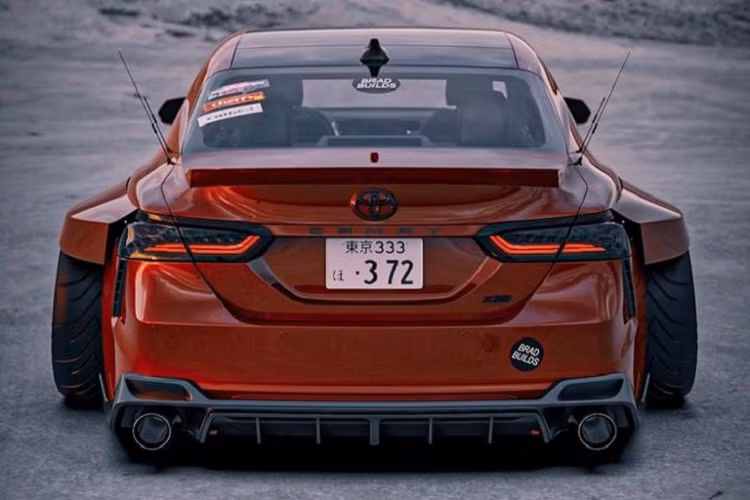 Bước về phía sau, cụm đèn hậu của Camry cũng được sửa đổi với lớp phủ đèn mở, tạo sự khỏe khắn tương tự kiểu trang trí đèn pha. 