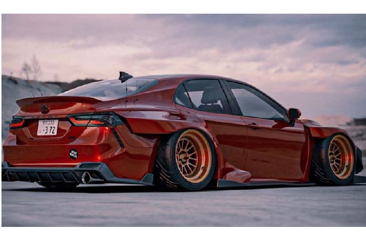 Ở góc nhìn đối diện, phiên bản Toyota Camry độ khủng này thu hút sự chú ý bởi khuôn mặt hoàn toàn khác biệt với một thanh chia cỡ lớn, nhô về phía trước và hai tấm vây hướng gió đặt đối xứng.