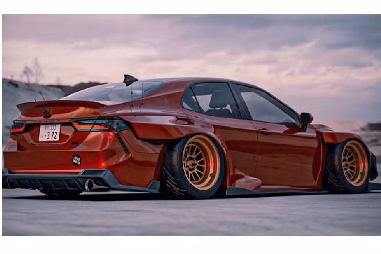 Ở góc nhìn đối diện, phiên bản Toyota Camry độ khủng này thu hút sự chú ý bởi khuôn mặt hoàn toàn khác biệt với một thanh chia cỡ lớn, nhô về phía trước và hai tấm vây hướng gió đặt đối xứng.