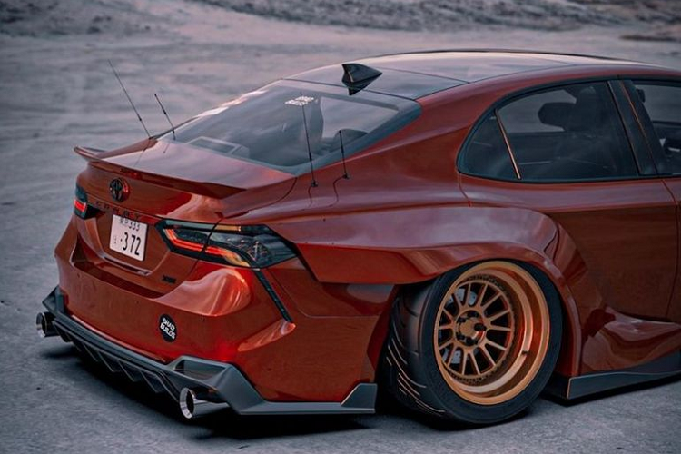 Ngoài ra, cản sau cũng xuất hiện với kích thước lớn trong khi bộ khuếch tán gió được tích hợp hai ống xả đặt đối xứng, tạo cảm giác dữ dằn và thể thao.