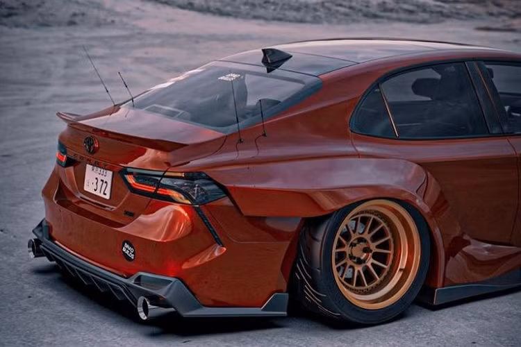 Ngoài ra, cản sau cũng xuất hiện với kích thước lớn trong khi bộ khuếch tán gió được tích hợp hai ống xả đặt đối xứng, tạo cảm giác dữ dằn và thể thao.