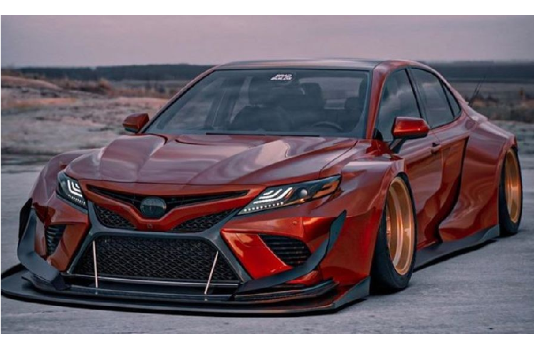 Đây là chiếc Toyota Camry bản XSE – biến thể cao cấp nhất của dòng sedan hạng D này tại thị trường Mỹ. Thông qua công nghệ mô phỏng 3D, có thể dễ dàng nhận thấy hệ nền tảng TNGA trên Camry XV70 đã được hạ thấp, mang tới vị trí ngồi hay đường nóc / mái thấp và sát với mặt đường hơn trong khi vẫn đảm bảo sự rộng rãi bên trong khoang cabin.