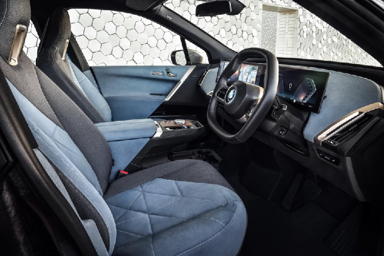 Những chi tiết nổi bật của mẫu SUV điện mới bao gồm lưới tản nhiệt hình thận khép kin cực lớn, và cũng là vị trí chứ công nghệ camera, tính năng radar và những dạng cảm biến khác, vòm bánh xe rộng, thiết kế cột D kiểu ngăn cách, tay nắm cửa ẩn vào trong, cửa sổ không khung, và hệ thống đèn LED mỏng.