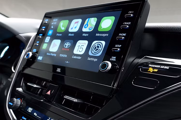 Camry Hybrid 2021 được trang bị gói an toàn Toyota Safety Sense, gồm hệ thống cảnh báo va chạm phía trước, trợ lái khẩn cấp, kiểm soát hành trình thích ứng, hệ thống nhận diện biển báo và hỗ trợ giữ làn.