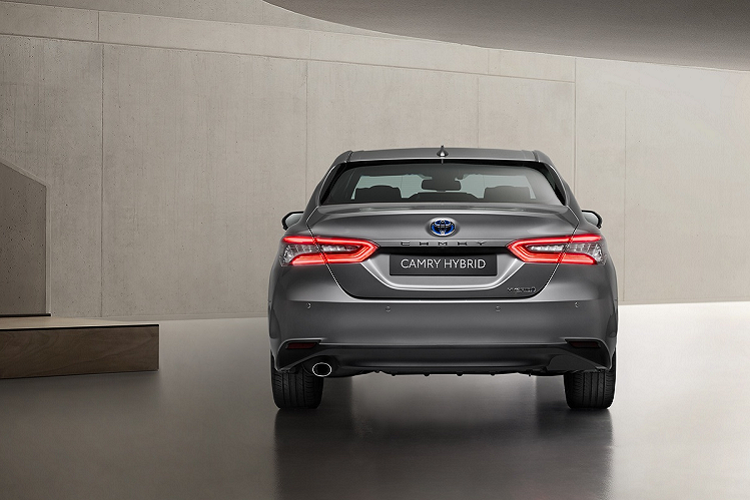 Toyota trang bị thêm cho Camry Hybrid bộ mâm hợp kim 17-18 inch thiết kế mới và màu sơn ngoại thất xám kim loại. Đèn hậu LED cũng được tinh chỉnh lại đôi chút.