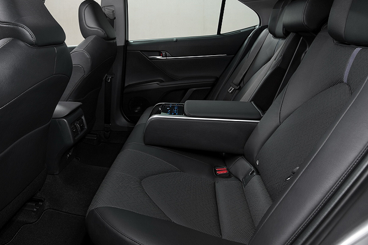 Toyota cung cấp 2 tùy chọn màu cho nội thất của Camry mới gồm màu be và đen. Các ghế ngồi được bọc da đục lỗ hình xương cá. Bảng điều khiển được ốp gỗ đen và các đường viền bằng titanium.