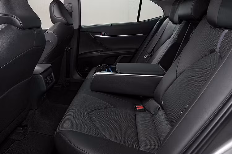 Toyota cung cấp 2 tùy chọn màu cho nội thất của Camry mới gồm màu be và đen. Các ghế ngồi được bọc da đục lỗ hình xương cá. Bảng điều khiển được ốp gỗ đen và các đường viền bằng titanium.