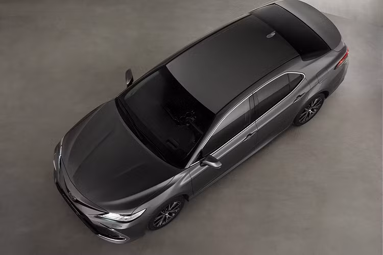 Giá xe Toyota Camry Hybrid 2021 vẫn chưa công bố tại châu Âu, xe sử dụng động cơ 4 xy-lanh 2.5L và động cơ điện cho ra tổng công suất 215 mã lực. Như vậy, Camry Hybrid tại châu Âu mạnh hơn phiên bản tại Mỹ. Toyota trang bị cho Camry Hybrid tại Mỹ động cơ 2.5L và 2 động cơ điện nhưng chỉ sản sinh 208 mã lực.