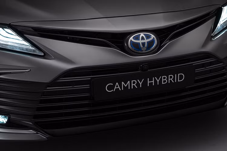 Phần đầu xe của Camry Hybrid 2021 tại châu Âu khá giống với Camry đang phân phối tại Việt Nam. Trong khi đó, Camry 2021 tại Mỹ có lưới tản nhiệt dạng tổ ong.