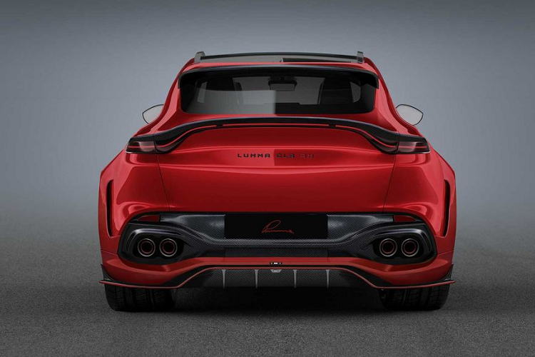 Bên trong khoang nội thất, chất liệu sợi carbon tiếp tục được Lumma tin dùng trên một loạt các chi tiết như cụm vô lăng kiểu mới, tiện dụng hơn hay các bàn đạp phanh / ga.