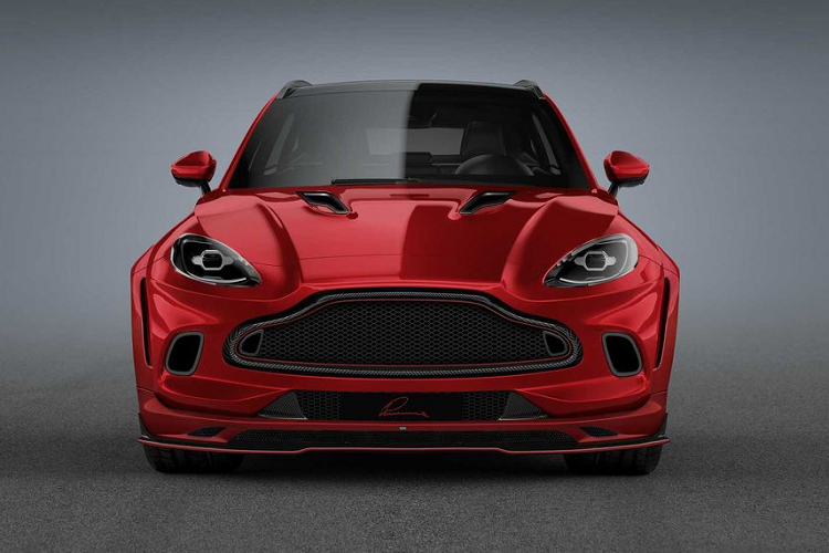 Cuối cùng, phần đuôi xe có lẽ là điểm nhấn đắt giá nhất với một bộ khuếch tán mới bằng sợi carbon, cánh lướt gió liền thân và một cánh gió gắn nóc. Với tất cả tùy chọn màu ngoại thất, hệ ống xả trên DBX đều được hoàn thiện với lớp sơn đỏ.