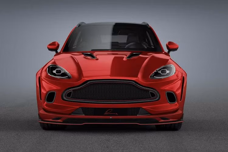 Cuối cùng, phần đuôi xe có lẽ là điểm nhấn đắt giá nhất với một bộ khuếch tán mới bằng sợi carbon, cánh lướt gió liền thân và một cánh gió gắn nóc. Với tất cả tùy chọn màu ngoại thất, hệ ống xả trên DBX đều được hoàn thiện với lớp sơn đỏ.