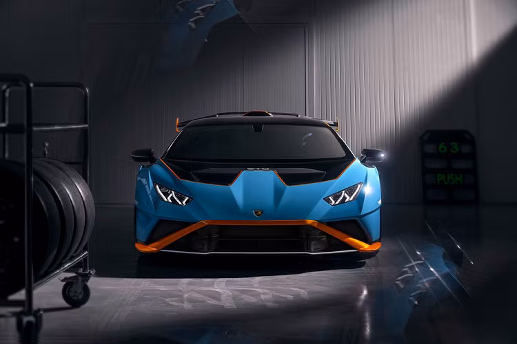 Thông qua bộ phận Ad Personam, chủ xe Huracan STO có thể cá nhân hoá siêu xe này. Lamborghini sẽ giao những chiếc Huracan STO đầu tiên từ mùa xuân năm sau. Giá xe Lamborrghini Huracan STO có mức bán ra từ 328.000 USD tại Mỹ, 249.400 euro tại châu Âu, 216.700 bảng tại Anh và 37,5 triệu yen tại Nhật Bản.