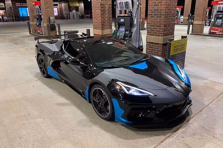 Cụ thể, chiếc Chevrolet Corvette C8 mới này, sau khi ra về từ xưởng độ Atlanta Custom Wraps, đã mang theo mình lớp áo kết hợp của các màu đen bóng, đen nhám, xám mờ, tô điểm cùng các mảng màu xanh dương nổi bật. Rõ ràng, phiên bản này bỗng chốc trở nên nổi bật hơn hẳn khi đặt cạnh những tùy chọn màu nguyên bản từ phía Chevrolet.