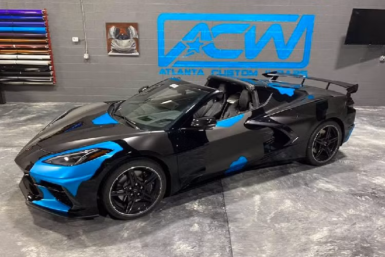 Nhìn vào phần đầu xe, xưởng độ này dường như đã trình diện một ý tưởng “kì cục” khi phân tách hai nửa của chiếc Corvette bằng 2 kiểu trang trí khác nhau: một bên đèn pha với mảng màu xanh dương bao quanh trong khi bên còn lại xuất hiện cùng màu đen – xám.