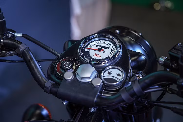 Tại thị trường Thái Lan, giá xe Royal Enfield Classic 500 Stealth Black Edition được niêm yết ở mức 196.800 Baht, tương đương 143,5 triệu đồng. Người mua phiên bản đặc biệt này sẽ được hãng Royal Enfield tặng bảo hiểm 2 năm.