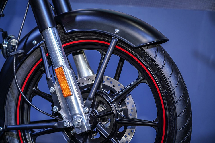 Sức mạnh của xe đến từ khối động cơ xylanh đơn, dung tích 499 cc, sản sinh công suất 27,2 mã lực tại tua máy 5.250 vòng/phút và mômen xoắn cực đại 41,3 Nm tại tua máy 4.000 vòng/phút.