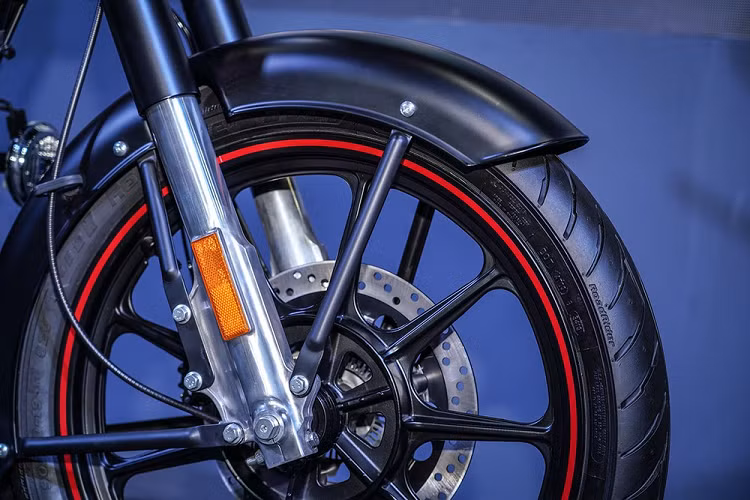 Sức mạnh của xe đến từ khối động cơ xylanh đơn, dung tích 499 cc, sản sinh công suất 27,2 mã lực tại tua máy 5.250 vòng/phút và mômen xoắn cực đại 41,3 Nm tại tua máy 4.000 vòng/phút.