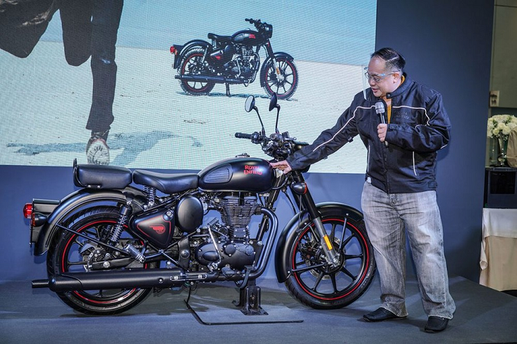 Cụ thể, toàn bộ các chi tiết trên Royal Enfield Classic 500 Stealth Black Edition như bình xăng, dè chắn bùn, ốp hông, vành xe, động cơ và ống xả đều có màu đen nhám. Trong khi đó các chi tiết điểm nhấn màu đỏ xuất hiện trên logo thương hiệu ở bình xăng, nắp ốp ohông và đường chỉ đỏ trên vành xe.