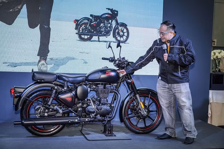 Cụ thể, toàn bộ các chi tiết trên Royal Enfield Classic 500 Stealth Black Edition như bình xăng, dè chắn bùn, ốp hông, vành xe, động cơ và ống xả đều có màu đen nhám. Trong khi đó các chi tiết điểm nhấn màu đỏ xuất hiện trên logo thương hiệu ở bình xăng, nắp ốp ohông và đường chỉ đỏ trên vành xe.