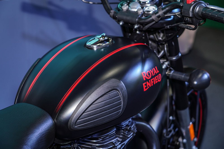 Ngoài bộ màu đặc biệt, Royal Enfield Classic 500 Stealth Black Edition còn được trang bị bộ vành đúc hợp kim nhôm siêu nhẹ và chắc chắn, bộ phận ECU điều khiển đánh lửa được tối ưu hoá, giúp đáp ứng tiêu chuẩn khí thải Euro 4, đồng thời giữ cho hiệu năng vận hành động cơ ở mức cao nhất.