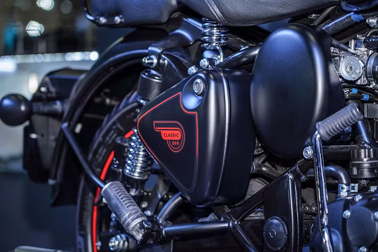 Các trang bị tiêu chuẩn khác trên xe có thể kể đến cặp phuộc ống lồng ở trước và lò xo giảm xóc đôi phía sau, cùng với đó là hệ thống phanh đĩa tích hợp phanh an toàn ABS chống bó cứng. Yên xe có thiết kế hai mảnh, bộ lốp của xe là loại lốp không săm.