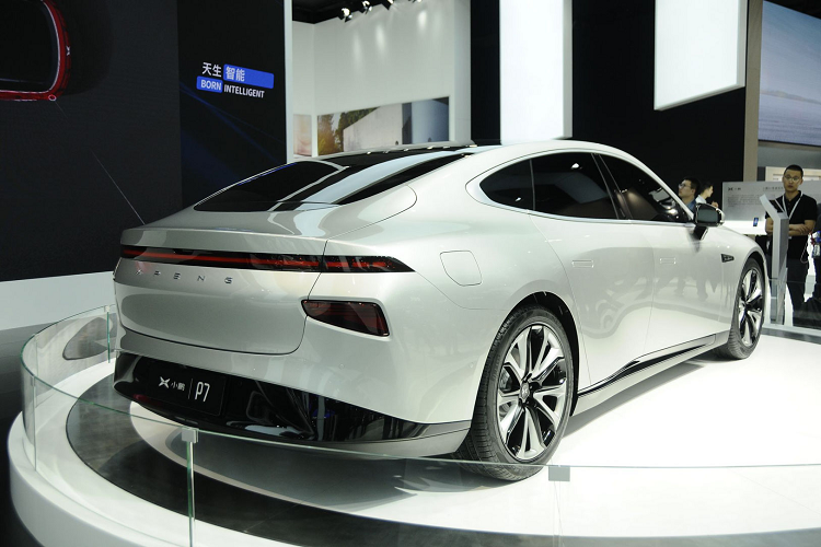 Phiên bản Xpeng P7 2020 mới hàng đầu được trang bị hai động cơ điện và bộ pin 80,87 kWh. Xpeng P7 có thể đạt 100 km/h) trong 4 giây. Ngoài ra, Bộ Công nghiệp và Công nghệ thông tin của Trung Quốc đã xác nhận mẫu xe điện Trung Quốc có phạm vi di chuyển lên 438 dặm (706 km) trong chu kỳ tiêu chuẩn Châu Âu NEDC.