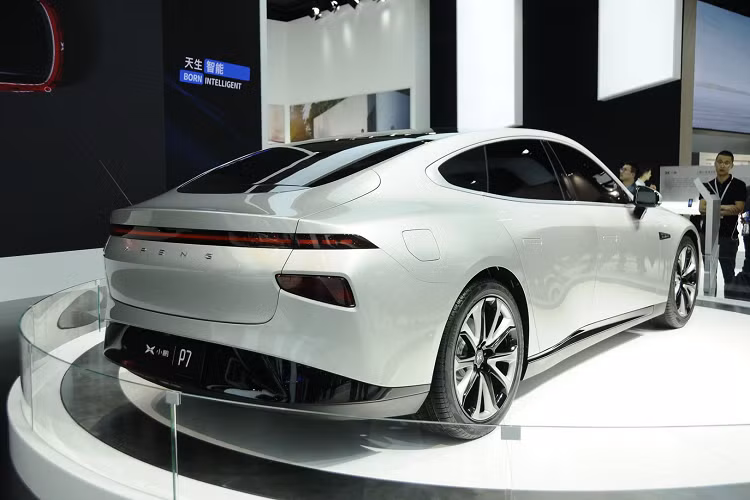 Phiên bản Xpeng P7 2020 mới hàng đầu được trang bị hai động cơ điện và bộ pin 80,87 kWh. Xpeng P7 có thể đạt 100 km/h) trong 4 giây. Ngoài ra, Bộ Công nghiệp và Công nghệ thông tin của Trung Quốc đã xác nhận mẫu xe điện Trung Quốc có phạm vi di chuyển lên 438 dặm (706 km) trong chu kỳ tiêu chuẩn Châu Âu NEDC.