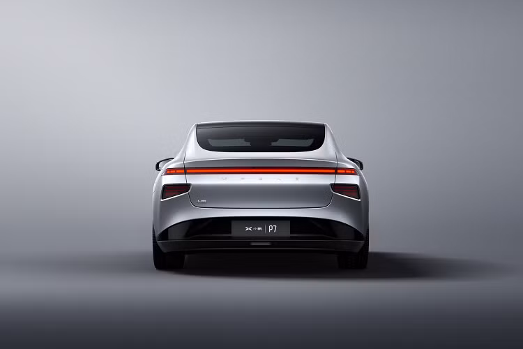 Xpeng cũng cung cấp một biến thể giá cả phải chăng hơn với một động cơ điện duy nhất cung cấp 263 mã lực. Trang bị tiêu chuẩn cho cả 2 phiên bản sẽ là hệ dẫn động 4 bánh.