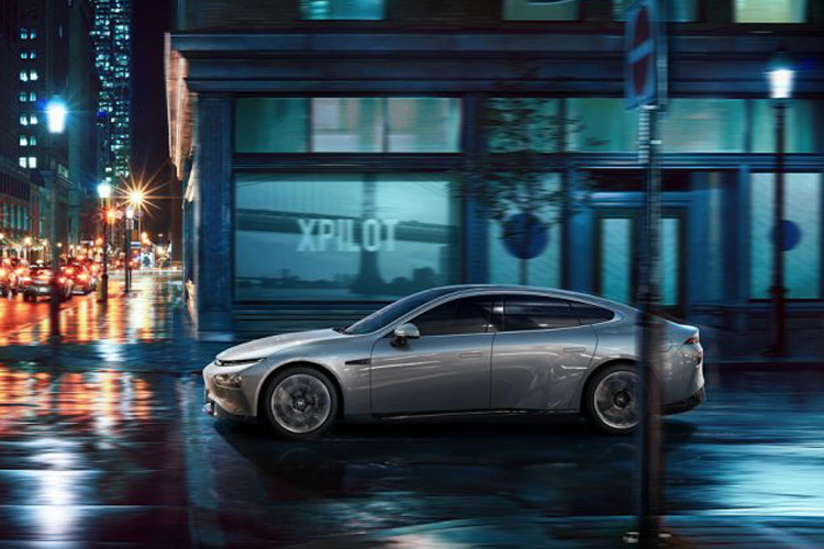 Bên dưới có thể là hốc đèn sương mù. Tay nắm cửa được ẩn vào trong thân xe, tương tự mẫu xe Range Rover Velar. Giá xe điện Xpeng P7 2020 mới hiện vẫn chưa được công bố chính thức tại Trung Quốc.