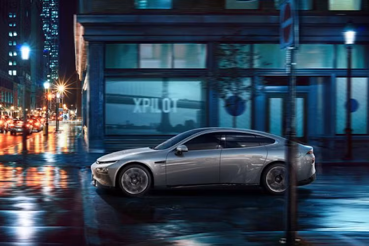 Bên dưới có thể là hốc đèn sương mù. Tay nắm cửa được ẩn vào trong thân xe, tương tự mẫu xe Range Rover Velar. Giá xe điện Xpeng P7 2020 mới hiện vẫn chưa được công bố chính thức tại Trung Quốc.