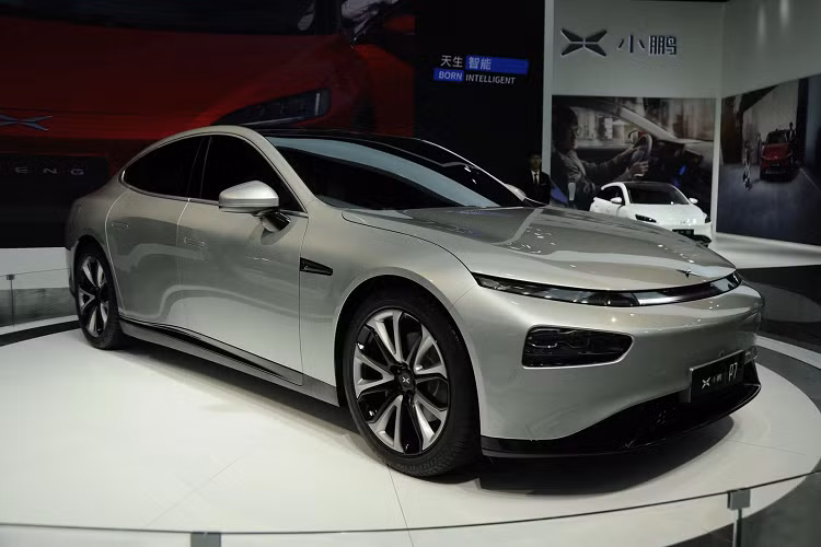 P7 được trang bị 12 cảm biến siêu âm, năm radar sóng milimet có độ chính xác cao, 13 camera lái tự động và một camera trong xe có bản đồ HD và định vị chính xác cao. Xpeng cho biết những trang bị này sẽ hỗ trợ hệ thống tự hành cấp độ 3 trên đường cao tốc, đường đô thị và bãi đậu xe.